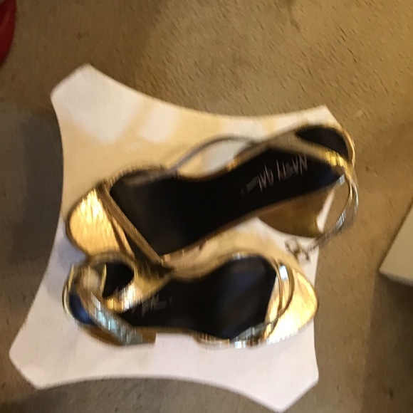 Metallic Gold sandals - Picture 3 of 6
